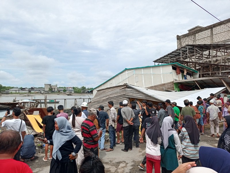 6 Unit Rumah Warga Kelurahan Kuala Enok Ambruk Akibat Bencana Tanah Longsor.