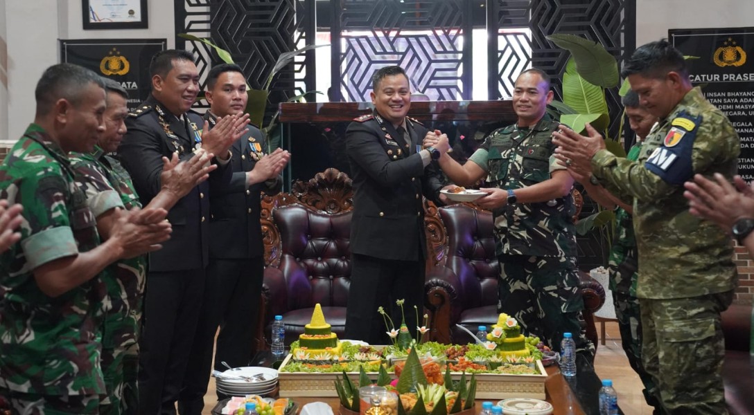 Dandim Jombang Beri Kejutan Kapolres pada HUT Bhayangkara ke-80