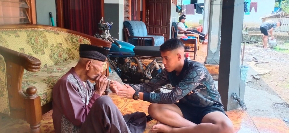 Jelang Kembali ke Satuan, Prada Alifan Zulfanzah Berpamitan dengan Pak Paidi