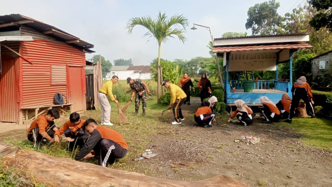 Babinsa Koramil Mojoagung Bersama Siswa SMANEMA Gelar Karya Bakti di Desa Janti