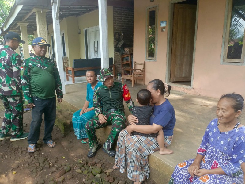 Satgas TMMD Ke-128 Bagikan Sembako untuk Warga Dusun Klagin Desa Brabe