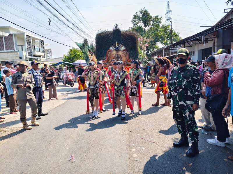 Lestarikan Budaya, Babinsa Koramil Tembelang Hadiri Sedekah Bumi di Desa Mojokrapak