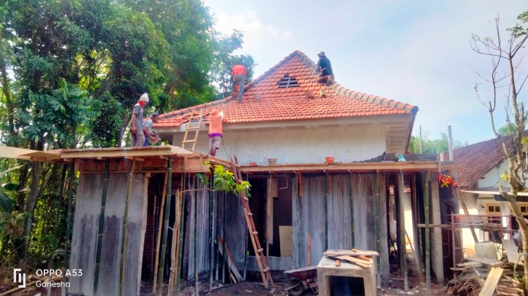 TMMD Ke-128 Fokus Selesaikan Bagian Atas Mushola di Dusun Klagin Desa Brabe