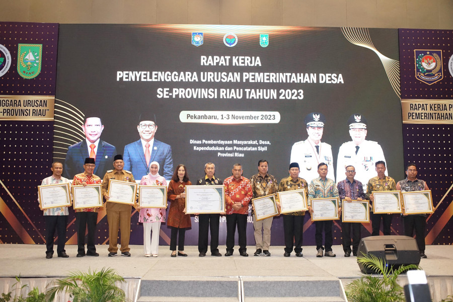 Sukses Lakukan Percepatan Pembangunan Desa, Bupati Inhil HM WARDAN Terima Lencana Bhakti Desa Pertama