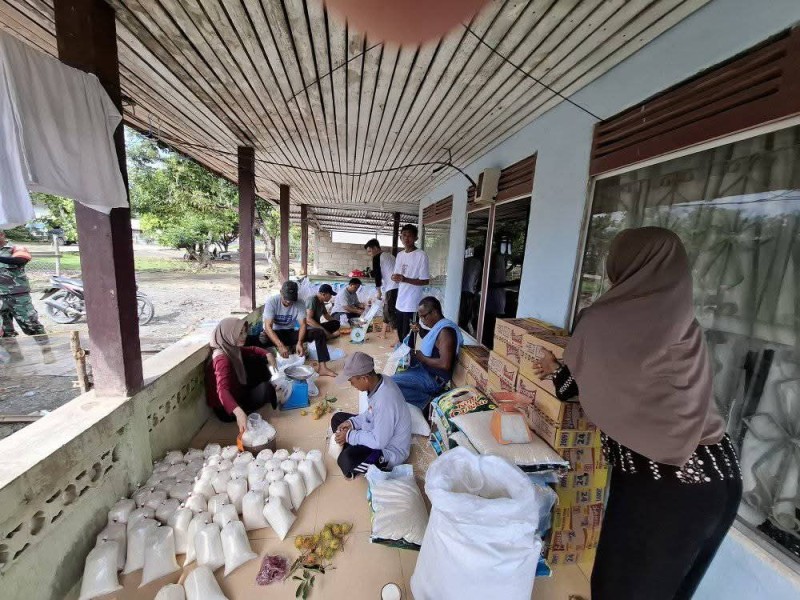 Pemdes Lubuk Besar Salurkan Bantuan Pasca Banjir