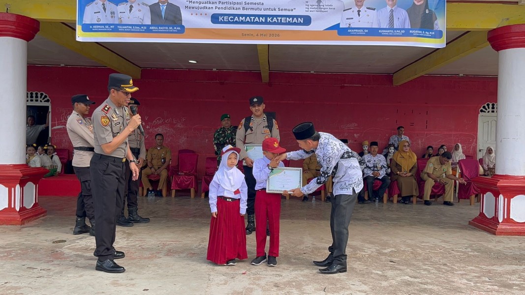 Kapolda Riau Melalui Kapolsek Kateman Berikan Penghargaan kepada Kader Dai Cilik Green Policing di Kateman