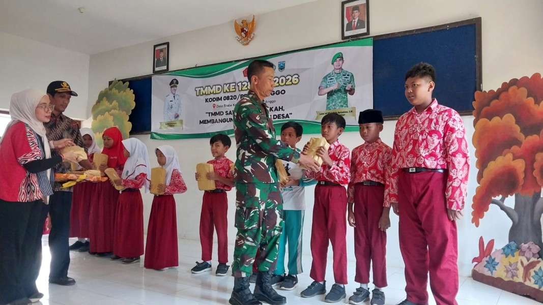 Pembagian ATS TMMD Ke-128, Dukung Semangat Belajar Siswa di Maron Wetan