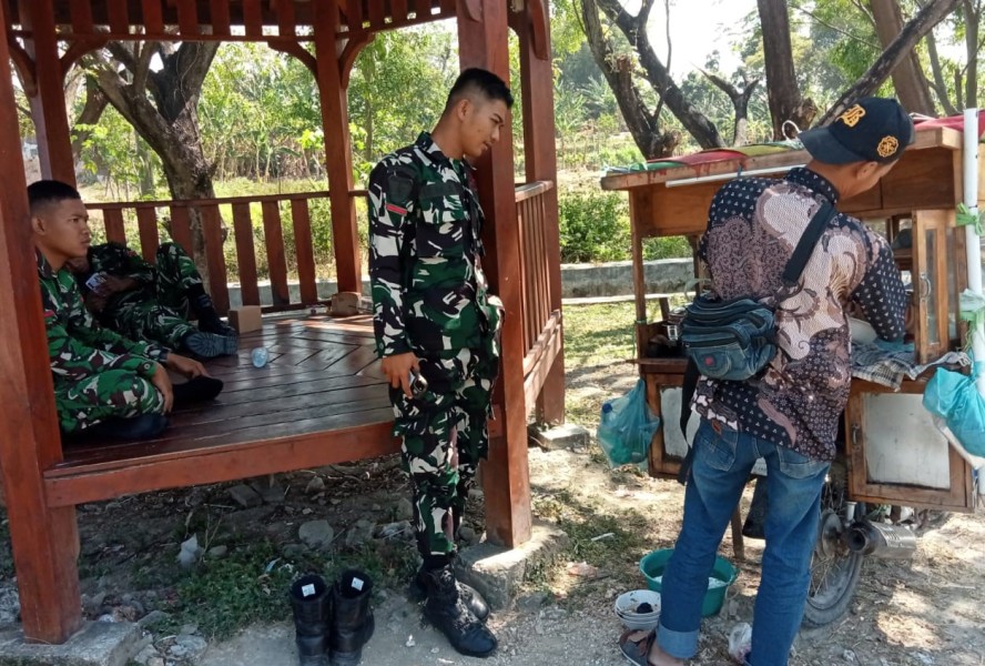 Gurihnya Bakso Gerobak Sepeda Pak Sholeh, Kehadiran Satgas TMMD Bojonegoro bawa Berkah Perekonomian Desa
