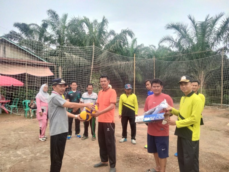 Kades Talang Jangkang Buka Secara Resmi Lomba Bola Voli dalam Rangka HUT RI ke 80