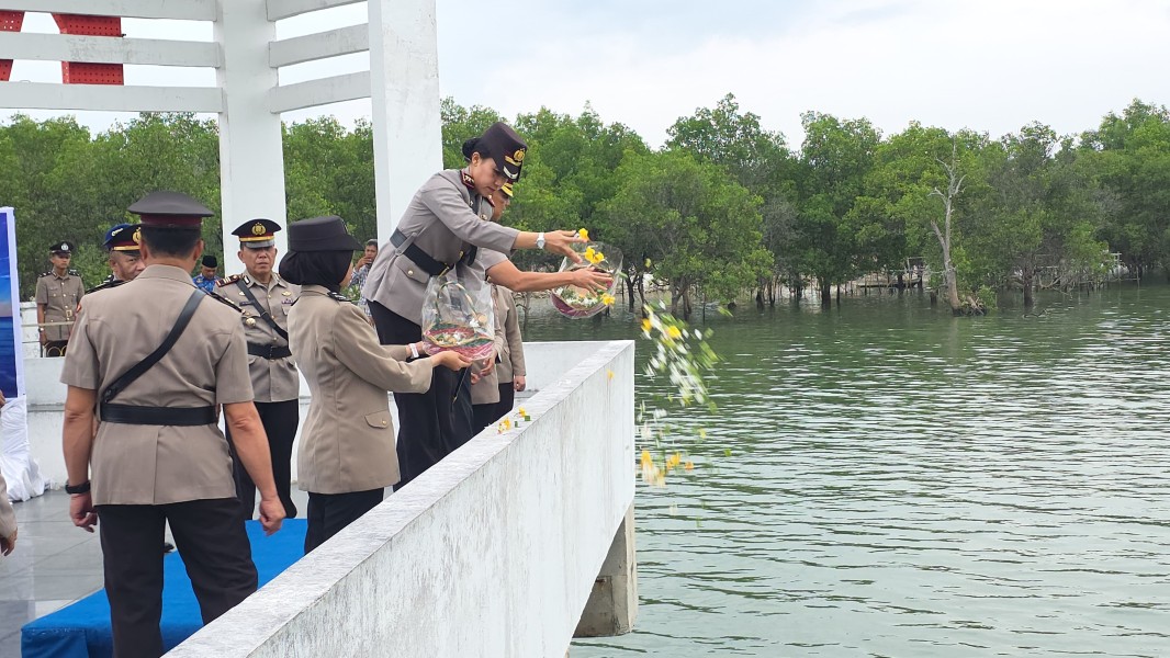 HUT Bhayangkara Ke 80, Polres Karimun Gelar Upacara Tabur Bunga Kelaut.