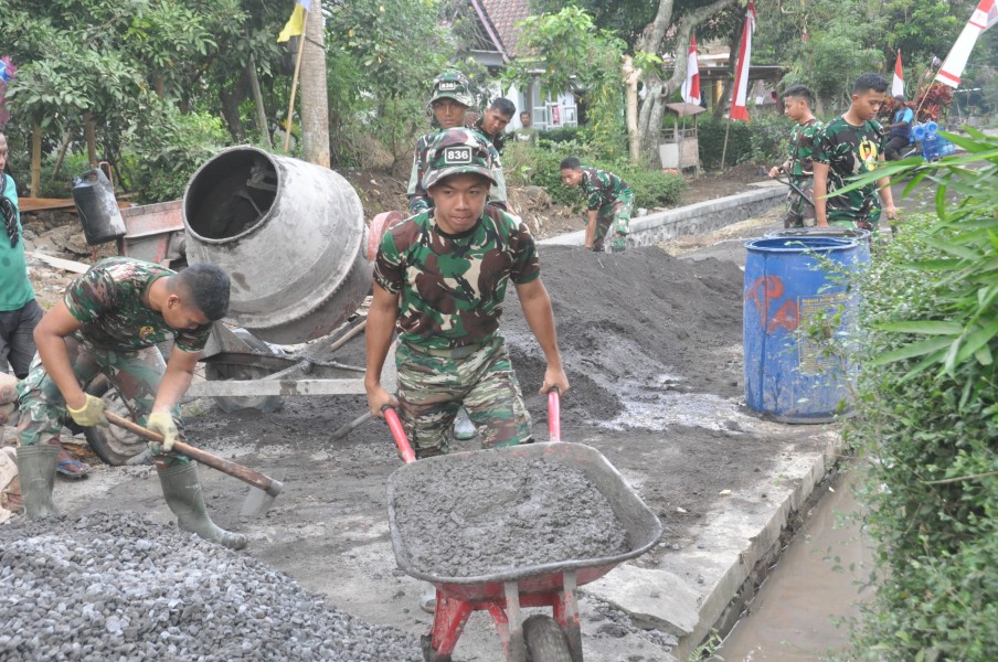 Optimalkan Mesin Molen, Prada Muhammad Fathor Rosi Percepat Pengecoran Demi Jalan Berkualitas untuk Warga