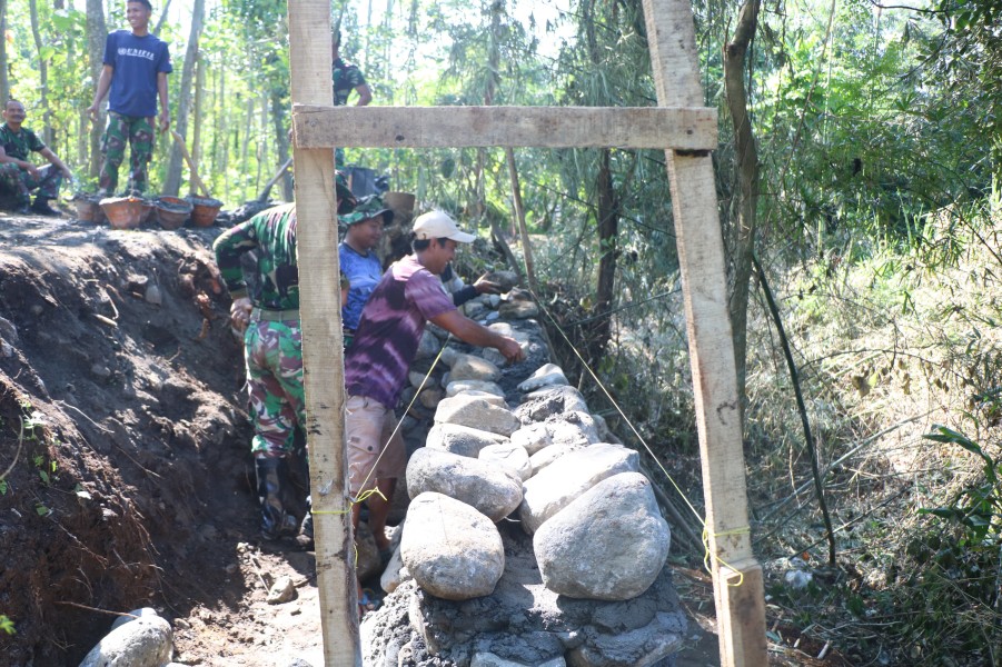 Satgas TMMD ke-128 Kodim 0820 Probolinggo Bangun Tanggul Penahan Tanah di Dusun Klagin