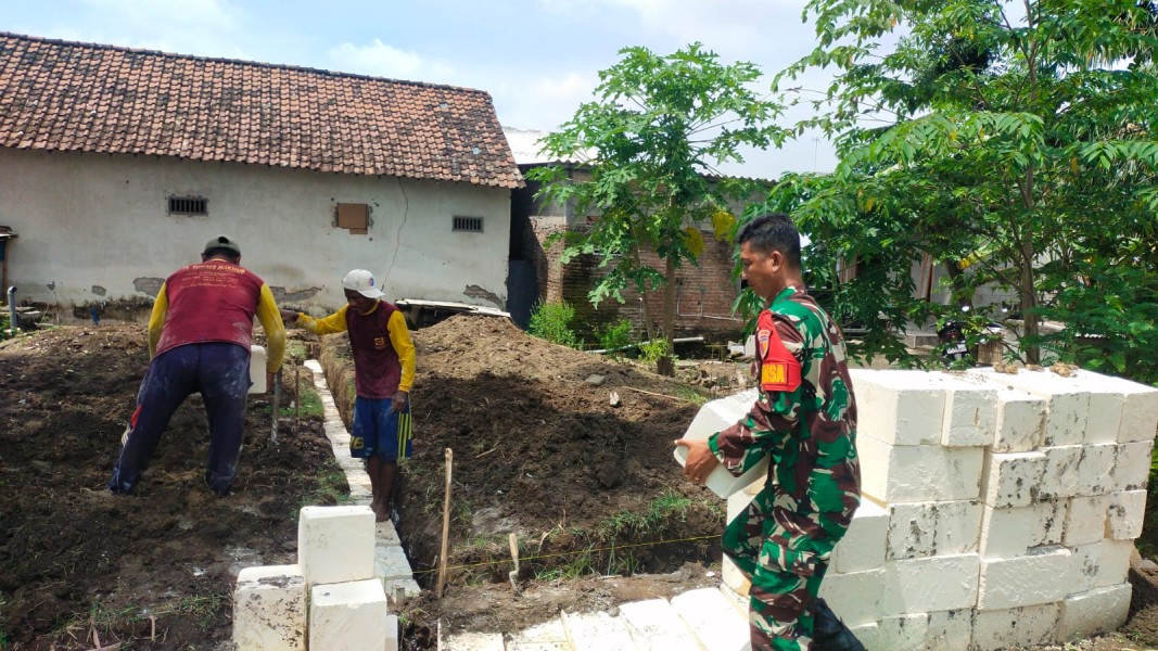 Babinsa Koramil Perak Bantu Selesaikan Pembangunan Rumah Warga Plosogenuk
