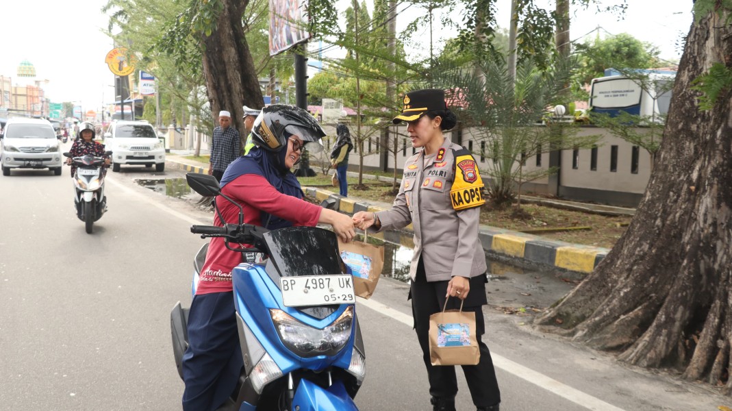 Peduli Dengan Masyarakat, Polres Karimun Bagikan Takjil Di Bulan Suci Ramadhan.