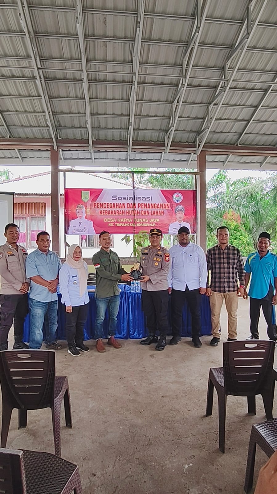 Polsek Tempuling Serahkan Bibit Pohon Dalam Sosialisasi Pencegahan Karhutla Di Desa Karya Tunas Jaya