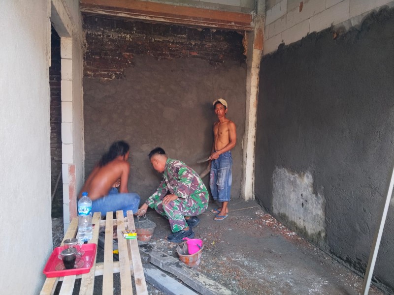 Serma Iwan Bersama Warga Gotong-Royong Bangun RTLH di Desa Tembelang