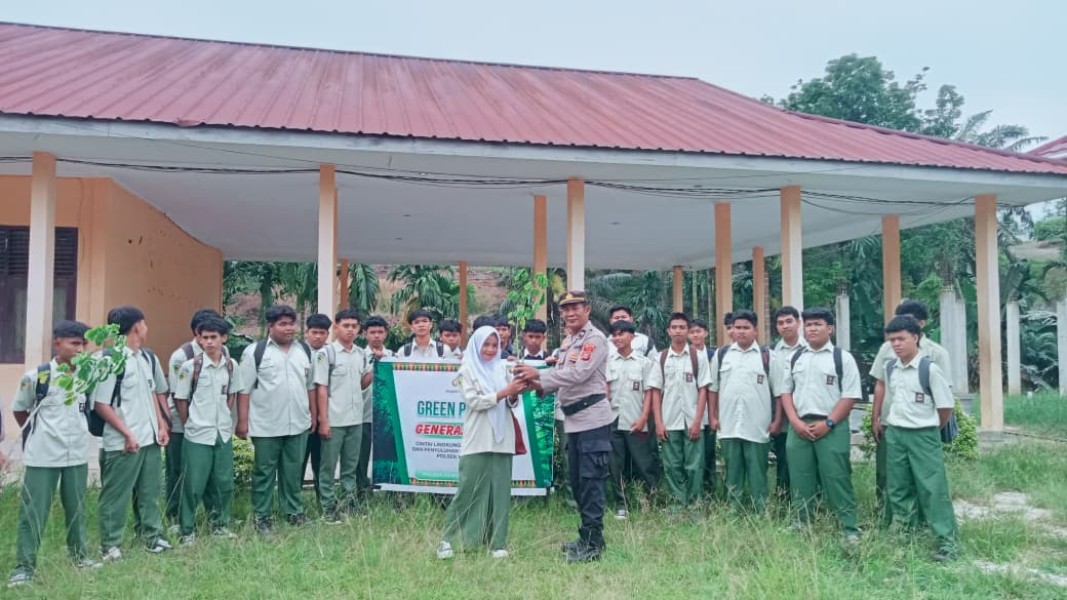 Polsek Kemuning Gelar Program Green Policing, Edukasi Siswa Cintai Lingkungan
