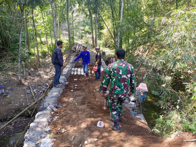 Sertu Puguh Bersama Warga Lanjutkan Pembangunan Jembatan Tahap IV di Desa Galengdowo