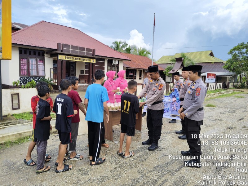 Kapolsek Gas IPTU Andi Purba  Pimpin Pembagian Takjil Ramadhan Kepada Masyarakat