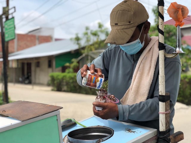 Poot pooot poot. Tersengar suara tidak asing dari kejauhan. Ya, itu es cream jadul yang pernah hadir di waktu ku kecil