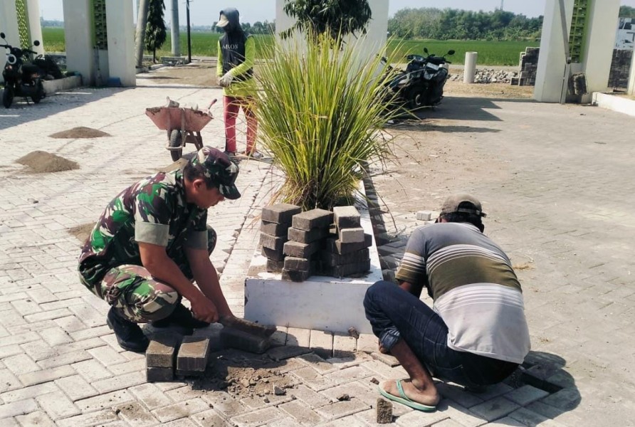 Serda Hendra dan Warga Banjardowo Pasang Paving