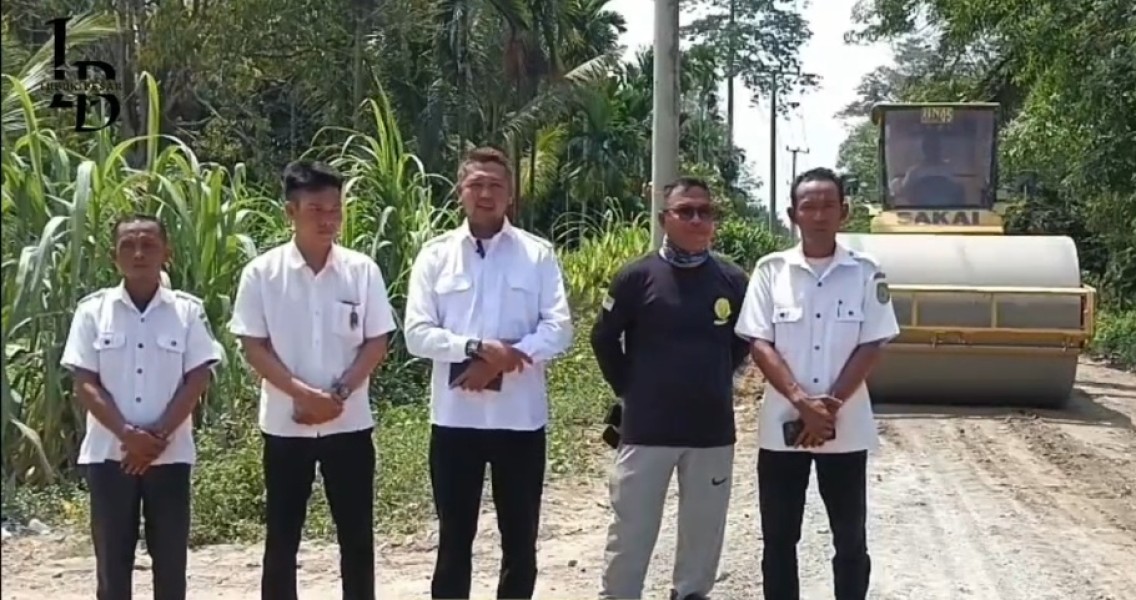 Kades Tinjau Finishing Perbaikan Jalan Desa Lubuk Besar