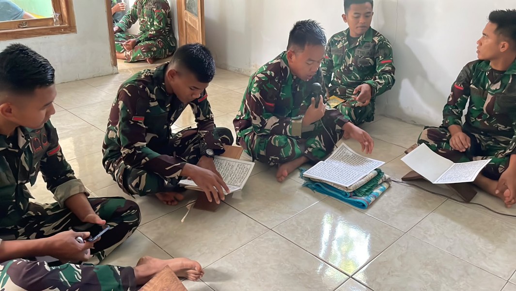 Malam Jumat Manis, Personel Satgas TMMD Gelar Khataman Al-Qur'an di Musala baiturrahman