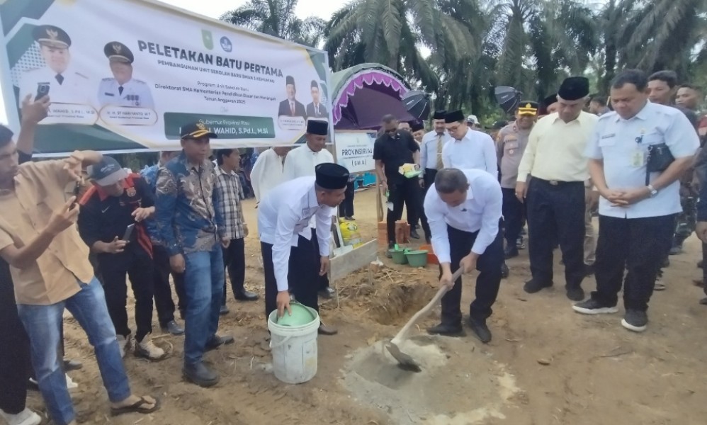 Gubri Lakukan Peletakan Batu Pertama Pembangunan SMAN 3 Kemuning