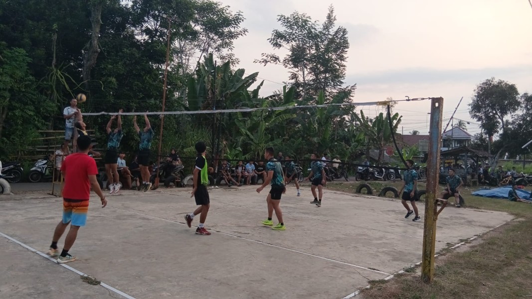 Semangat Sportivitas Satgas TMMD dan Pemuda Warnai Sore di Lapangan Ledok Tempuro
