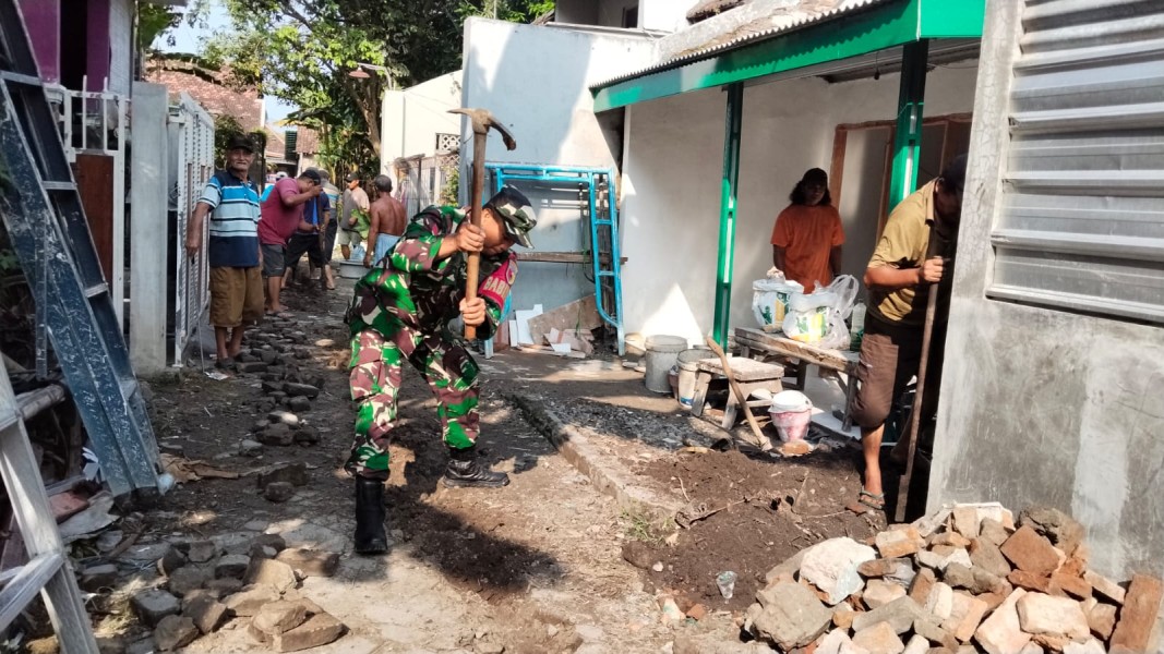 Jaga Kebersihan dan Cegah Banjir, Koptu Duwi Gotong-Royong Bersihkan Saluran Air
