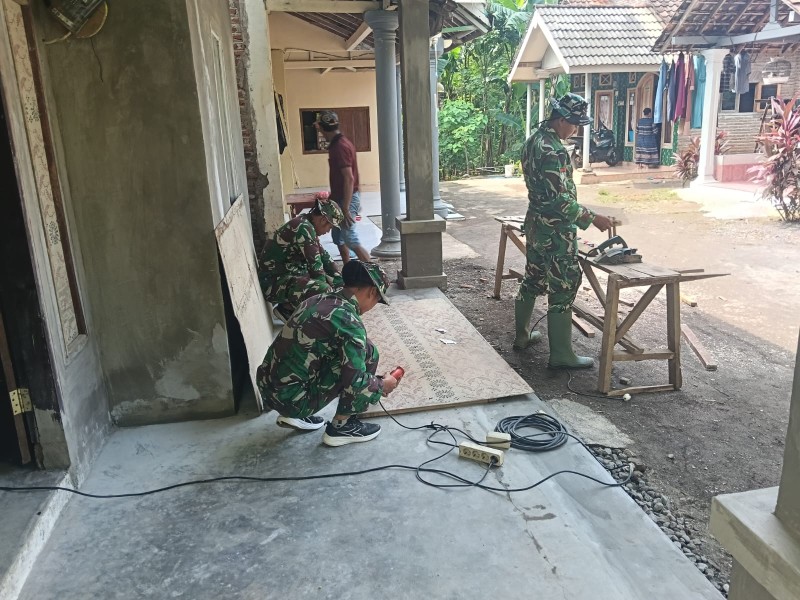 Program TMMD Ke-128 Kodim 0820/Probolinggo, RTLH Milik Ibu Seniwati di Desa Brabe Capai 90 Persen