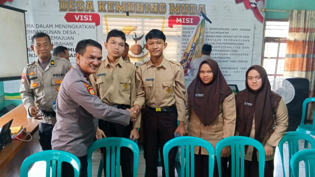 Polsek Kemuning Gelar Sosialisasi Pencegahan Penyalahgunaan Narkoba di Desa Kemuning Muda
