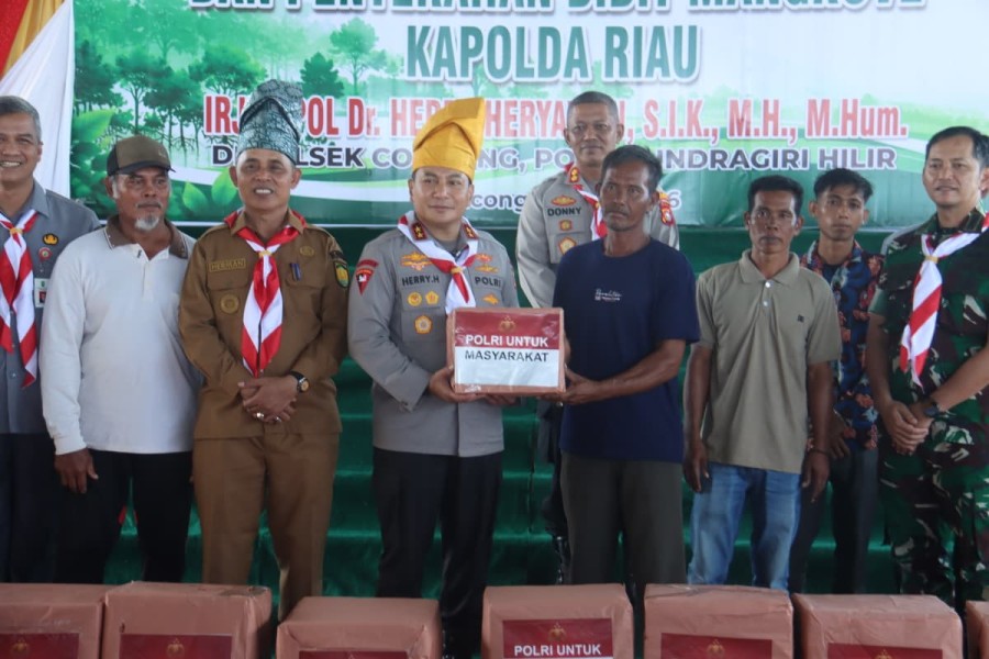 Kapolda Riau Kunjungi Concong, Tanam Mangrove hingga Salurkan Bantuan untuk Masyarakat Pesisir