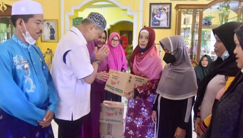 Gunakan Uang  Pribadi, Wabup H.Syamsuddin Uti Serahkan 64 Paket Sembako dan santunan Anak Yatim 