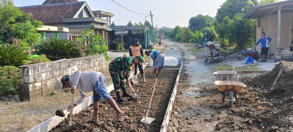 Koptu Khoirul Bantu Warga Pengecoran Jalan Demi Tingkatkan Akses Transportasi