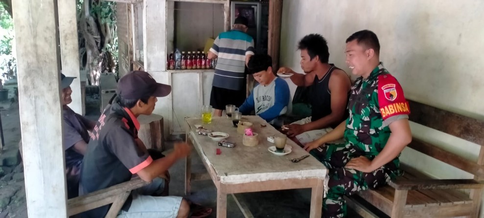 Babinsa Koramil Kudu Serda Yoyok Gencarkan Komsos di Desa Cupak