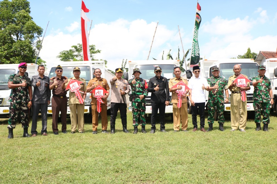 Kebersamaan Pemkab dan TNI Terlihat dalam Momentum Foto Bersama Pembukaan TMMD ke-126