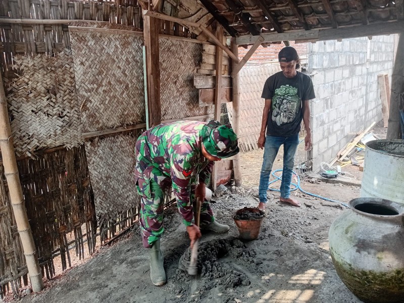 Babinsa Koramil Kabuh Bantu Pembangunan Rumah Warga Desa Karangpakis