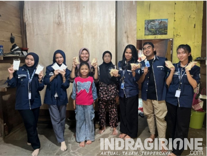 Mahasiswa KKN Unri Kenalkan Sekaligus Pembuatan Usaha Tempe di Pabrik Milik Pak Amir Desa Sekayan