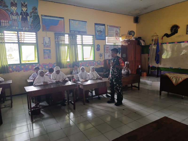 Sertu Bambang Ismanu Berikan Wawasan Kebangsaan di SDN Dapurkejambon 1