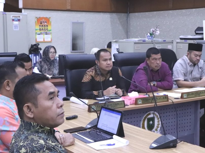 Wakil Ketua DPRD dan Komisi I Gelar RDP dengan KPID Riau