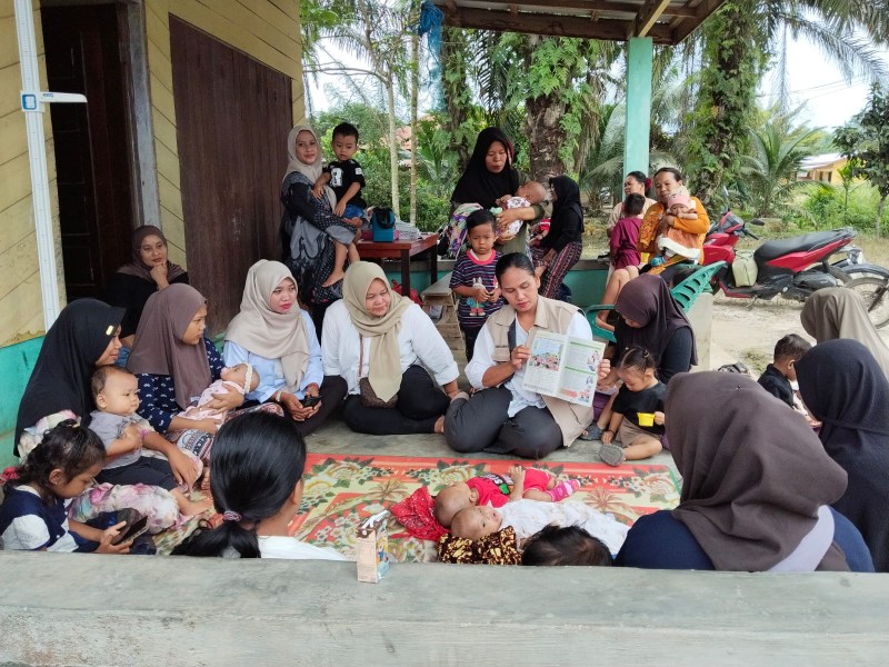 Ibu Ibu Antusias Ikuti Posyandu Balita Desa Sekayan