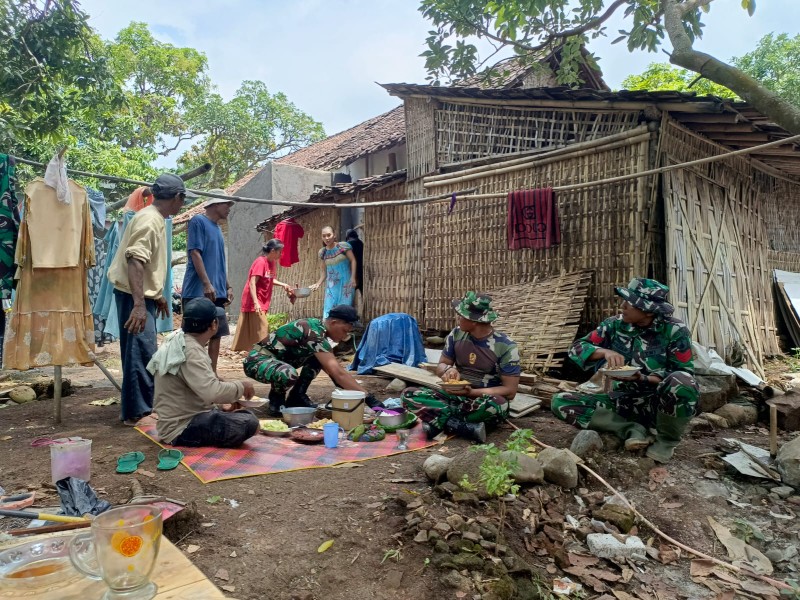 Kebersamaan TNI dan Warga Warnai Momen Istirahat Satgas TMMD ke-128 Probolinggo