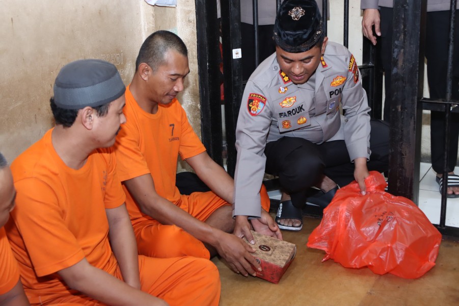 Kapolres Indragiri Hilir Bagikan Makanan kepada Tahanan dalam Program Jumat Berkah
