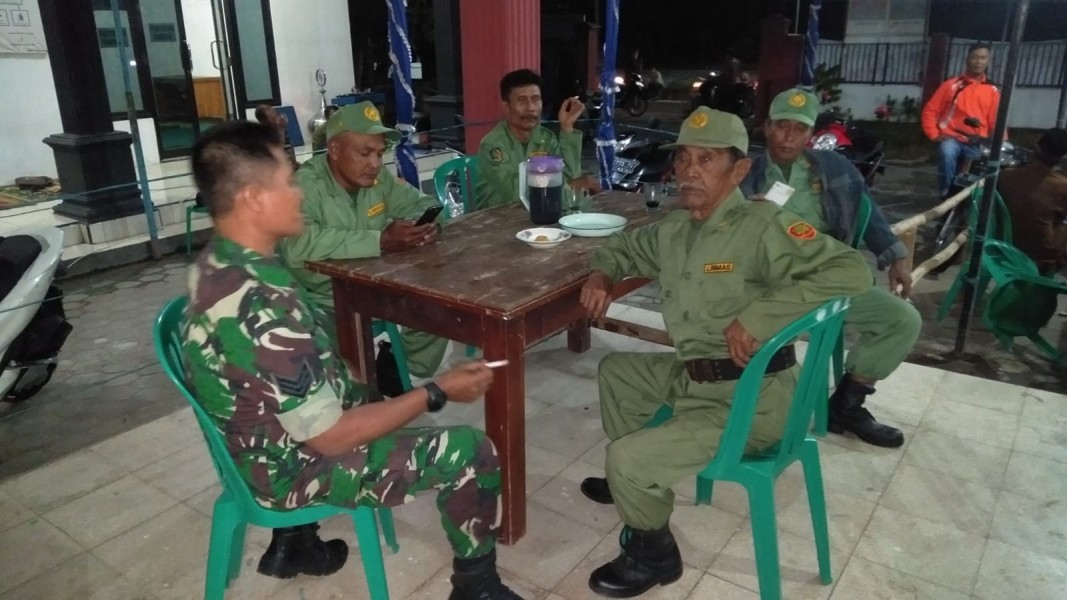 Serma Arifin Komsos dengan Linmas di Desa Sukosari