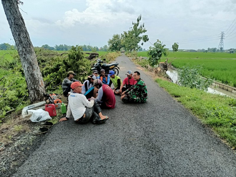 Sertu Candra Komsos dengan Warga Ngogri