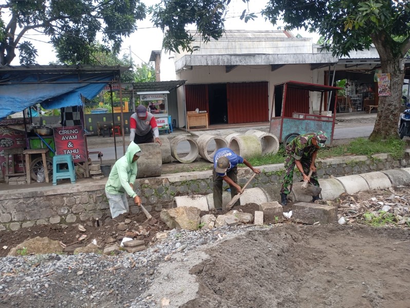 Serka Sali Turun Tangan Bantu Warga Bangun Gorong-Gorong di Desa Krembangan