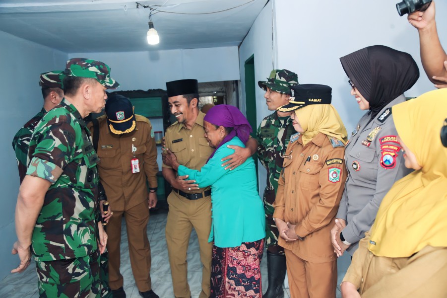 Tangis Haru Ibu Tuha Saat Tim Wasev Meninjau Rumahnya, Bukti Nyata Manfaat TMMD ke-129