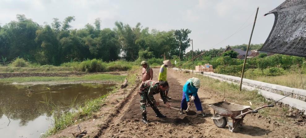 Babinsa Koramil Ploso Bersama Warga Perbaiki Jalan Rusak di Desa Blole
