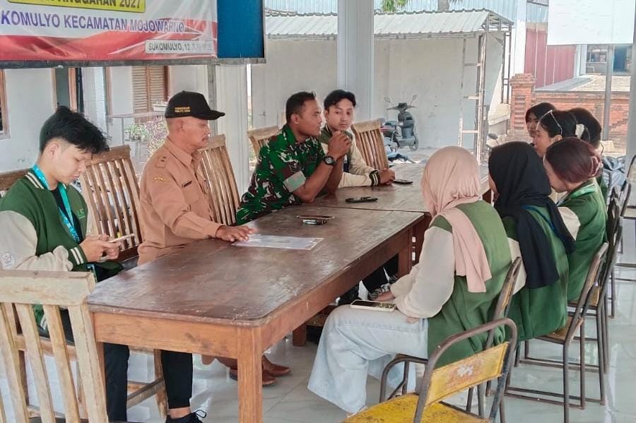 Babinsa Koramil Mojowarno Jalin Komsos dengan Mahasiswa KKN UPN Veteran di Desa Sukomulyo